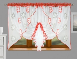 Hotová voálová záclona bílá s červenými květy