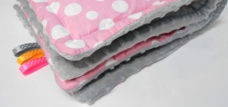 Komplet deka s polštářkem minky puntíky růžovošedé