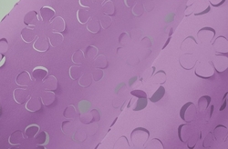 Závěs s vyřezaným vzorem květů fialový