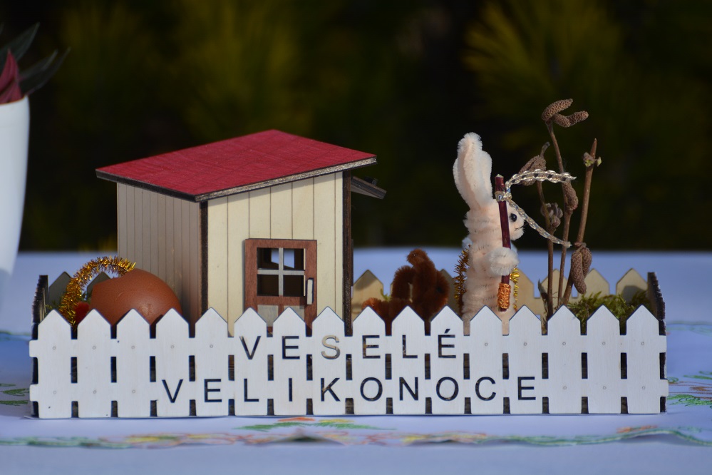 Velikonoční bytová dekorace s béžovým zajíčkem